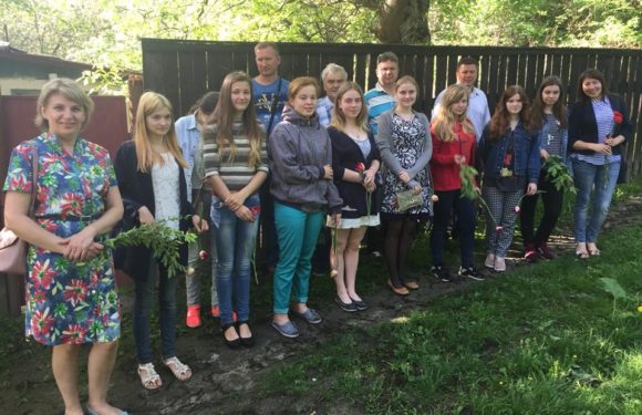 Працівники Чернігівської ТЕЦ разом із дітьми вшановують пам’ять жертв Другої світової війни.